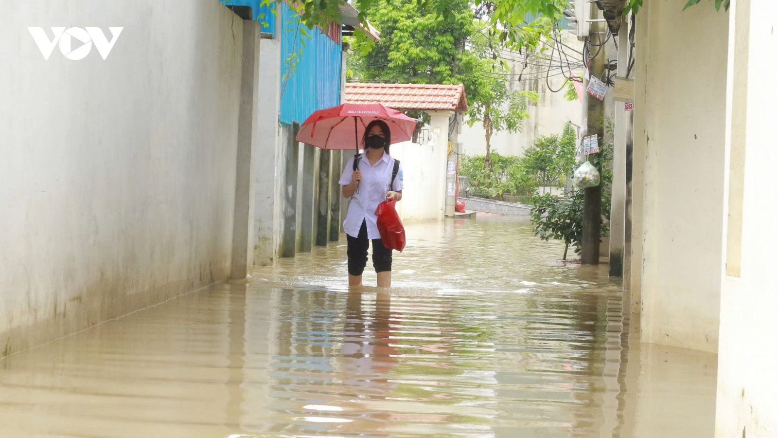 Khu nhà giá hơn trăm triệu/m2 ở Hà Nội: Mưa tạnh vẫn đi ủng trong nhà